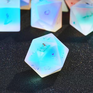 Gefrosteter Prismatischer Glas-Polyeder-Rollenspiel-Edelstein-Würfel | Seltener handgemachter erhöhter Zahlen Edelstein D&D Würfel für Rollenspiele, Halloween Geschenke