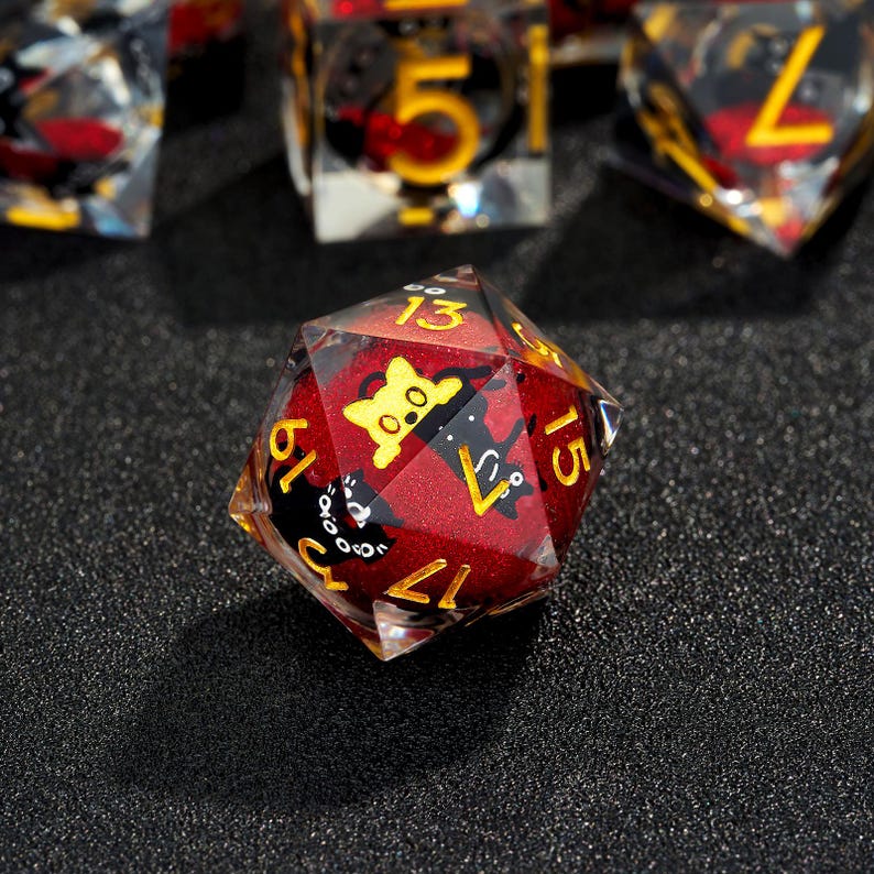Röd & Svart Katt Liquid Core Resin Dice Set: Sharp Edge DnD-tärningar bild 1