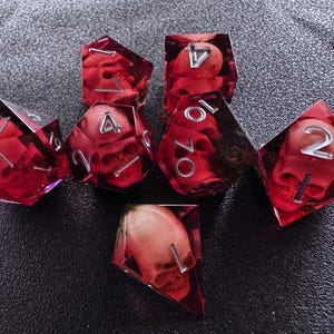 Blood Moss & Skull Dice Set – Sharp Edge DND Dice Set for Dungeons and Dragons | Resin Dice with Mini Skulls and Moss | Gift for Halloween