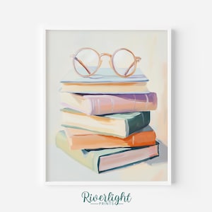 Può includere: Una stampa incorniciata con una pila di libri con un paio di occhiali rotondi sopra. I libri sono dipinti in tonalità arancioni, verdi, viola e blu. Gli occhiali hanno una montatura color oro. La stampa è firmata "Riverlight Prints".