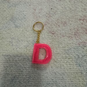 Llavero de resina personalizado con la letra “D”