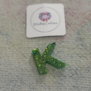 Llavero de resina personalizado con la letra “K”