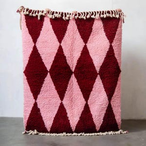 Alfombra Boujaad, alfombra bereber Pink Diamond, alfombra marroquí burdeos, alfombra de lana hecha a mano, alfombra boho gráfica.