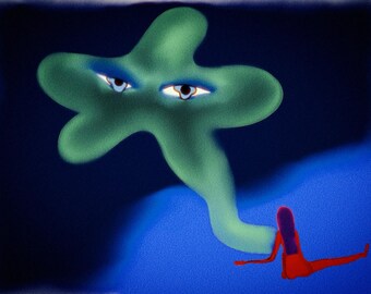 Op de afbeelding: Een groene, abstracte, druppelvormige figuur met twee grote ogen staart naar een persoon met lang, donker haar die op een blauw oppervlak zit. De persoon draagt een rode jurk.