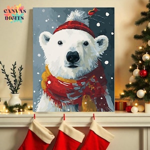 Op de afbeelding: Een schilderij van een ijsbeer met een rode muts en sjaal, met een kleine vogel op een tak. De beer staat tegen een besneeuwde, grijze achtergrond, wat een winterthema oproept. Het kunstwerk wordt tentoongesteld boven een open haard met kerstsokken.