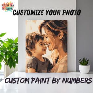 Op de afbeelding: Een schilder-op-nummer canvas met een moeder en kind, met de tekst "CUSTOMIZE YOUR PHOTO" en "CUSTOM PAINT BY NUMBERS". Het kunstwerk toont een lachende moeder en kind in warme tinten.