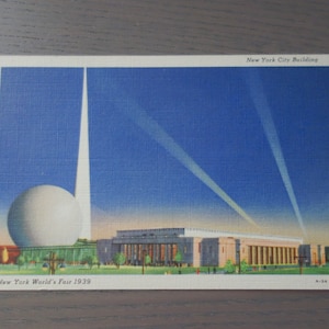 Vintage 1939 New York World&#39;s Fair 3.5&quot; x 5.5&quot; Postcard of the New York City Building, Slight Damage on Back (See Pics), Unsent