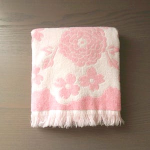 One Vintage Cannon Sculpted Floral Bath Towel in Pink & White, 40.5&quot; L Inc Fringe x 22&quot; W, Cotton Poly Blend, Please Read/See Pics of Damage