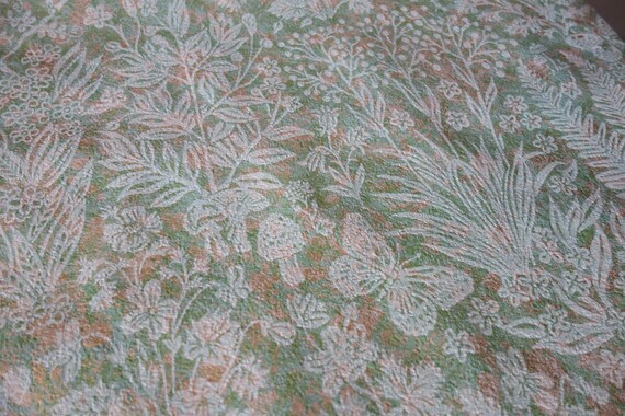 Vintage Metallic Vinyl Wallpaper: 70s Green, Gold, and White Floral