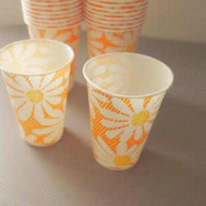 One Bag of 100 Vintage Dixie Cold Cups with Orange Stripes and White Daisies!  Small 7 Ounce Wax Coated Paper Cups, See Pics/Read for Damage