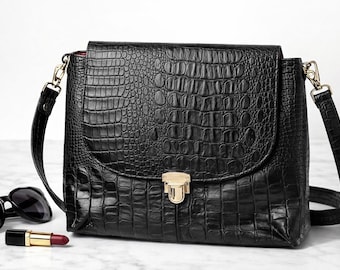 Sac à bandoulière noir gaufré effet croco, doublure rouge, sac à main à cadenas doré