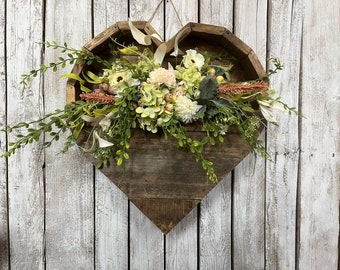 Rustikaler Holzherz-Wandbehang, Herz-Kranz-Wanddekor mit Blumen, wiederverwendeter hölzerner Herz-Türhänger mit Blumenmuster