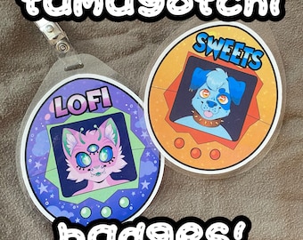 Könnte beinhalten: Zwei Tamagotchi-ähnliche Abzeichen mit bunten Designs. Das linke Abzeichen zeigt ein lila, grünes und blaues Design mit dem Wort "LOFI" und einem rosa, außerirdisch aussehenden Wesen mit drei Augen. Das rechte Abzeichen zeigt ein gelbes, oranges und rotes Design mit dem Wort "SWEETS" und einem blauen Hund mit einem roten Halsband.