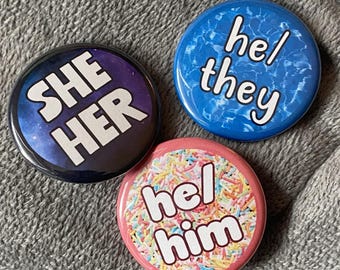 Custom pronoun pin-back buttons