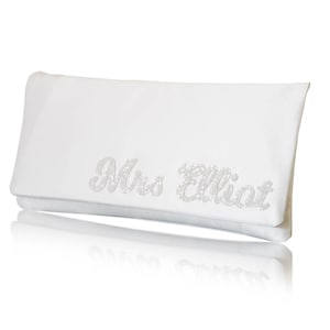 Cartera de mano color marfil para novia con apellido de señora