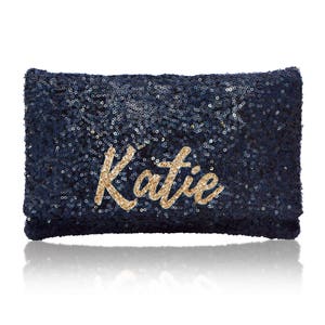 Cartera de mano con monograma y nombre personalizado en color azul marino o negro