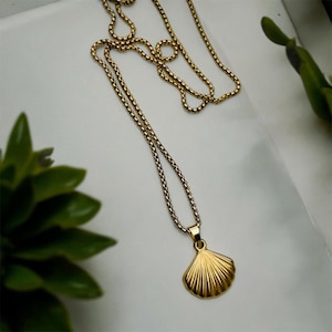 Gold shell pendant necklace - shell jewelry, layered necklace, beach necklace, summer necklace, ocean necklace, ocean jewellery, holiday jew