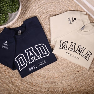 Custom Mama & Dad Embroidered Sweatshirt With Names On Sleeve, Personalized Matching Mom Dad Hoodie, Pregnancy Reveal Outfit, New Mama Gift