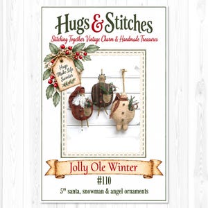 Könnte beinhalten: Ein Schnittmusterbogen mit dem Titel Hugs & Stitches Jolly Ole Winter #110 für 12,7 cm große Weihnachts-Ornamente wie Weihnachtsmann, Schneemann und Engel, inklusive eines Etiketts mit der Aufschrift Hugs Make Life Sweeter und drei Abbildungen.