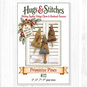 Peut inclure: Un patron de couture intitulé Hugs & Stitches Primitive Pines #122 présentant trois sapins en tissu dans des tons vert et marron. Le texte indique Hugs Make Life Sweeter. Le patron inclut des instructions pour des sapins de 12,7 à 22,9 cm.