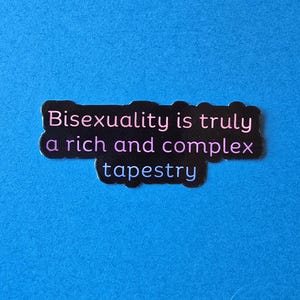 Biseksualiteit is echt een rijk en complex tapijt | Rode, witte en koningsblauwe sticker | Boekcitaat | LGBTQ+ | biseksueel | Casey Mcquiston