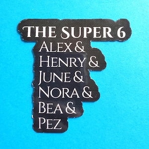 Namen van Super Six-personages | Rode, witte en koningsblauwe sticker | Casey Mcquiston | Boekcitaat | LGBTQ | Alex Claremont-Diaz | Henry Fox