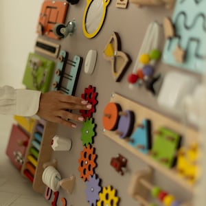 Tableau occupé personnalisé pour tout-petits, tableau d'activités sensorielles en bois personnalisé, jouet Montessori, cadeau pour bébé, planche de jeu éducative faite main