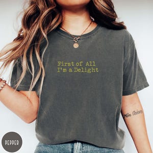 Comfort Colors の「First of All I&#39;m a Delight」シャツ、ユーモアのあるシャツ