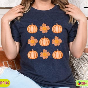 Vintage Floral Pumpkins T-shirt, Retro Pumpkin Tshirt, Cute Fall Shirt , Halloween Shirt, Retro Halloween Shirt Fall Tshirt, Halloween Gift Bild 3