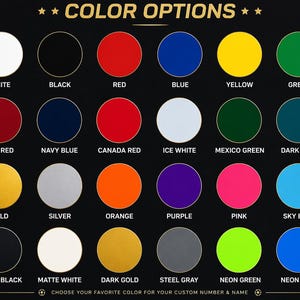 Op de afbeelding: Een kleurenkaart met 24 kleuropties, waaronder wit, zwart, rood, blauw, geel en groen. Extra kleuren zijn USA rood, marineblauw, Canada rood, ijs wit, Mexico groen en donkerblauwgroen. De tekst luidt "KLEUROPTIES" en "KIES JE FAVORIETE KLEUR VOOR JE EIGEN NUMMER & NAAM."