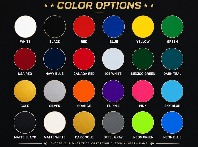 Op de afbeelding: Een kleurenkaart met 24 kleuropties, waaronder wit, zwart, rood, blauw, geel en groen. Extra kleuren zijn USA rood, marineblauw, Canada rood, ijs wit, Mexico groen en donkerblauwgroen. De tekst luidt "KLEUROPTIES" en "KIES JE FAVORIETE KLEUR VOOR JE EIGEN NUMMER & NAAM."