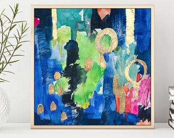 Puede incluir: Pintura abstracta con acentos azules, verdes y dorados. La pintura está enmarcada en un marco de madera claro.