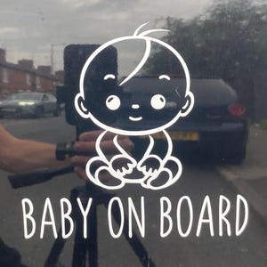 Naklejka winylowa na samochód „Baby on Board” – uroczy i bezpieczny alert podróżny