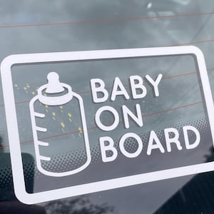 Naklejka winylowa na samochód „Baby on Board” – uroczy i bezpieczny alert podróżny