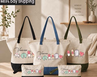 Puede incluir: Tres bolsas de tela y dos estuches con cremallera a juego en color crema con bases en negro, azul y verde oliva. Cada artículo presenta el nombre Vanessa y un gráfico de personajes médicos de dibujos animados tomados de la mano.