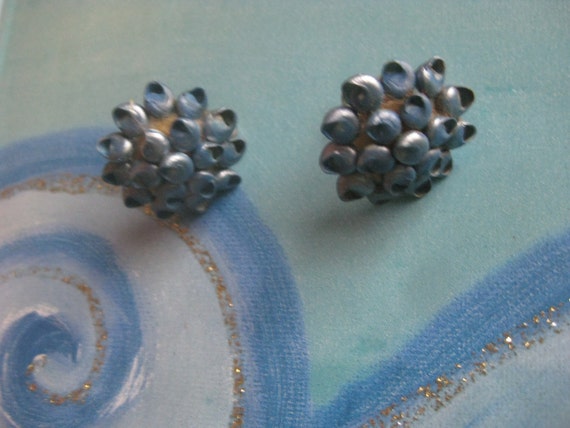 Tiny Blue Shell Earrings Screwback 1950's Vintage - image 2
