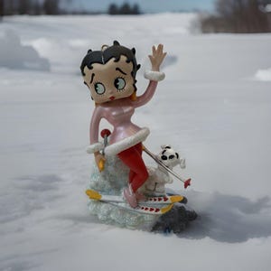 Könnte beinhalten: Figur einer Zeichentrickfigur in einem rosa Skianzug mit weißem Fellbesatz, roten Leggings und rosa Stiefeln, die auf einer schneebedeckten Oberfläche Ski fährt. Ein kleiner weißer Hund mit schwarzen Flecken ist ebenfalls vorhanden.