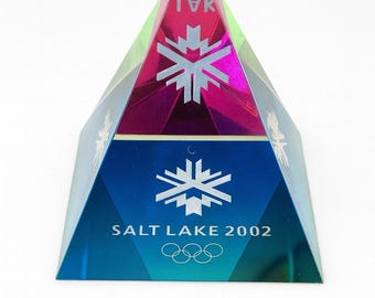Pisapapeles de cristal con forma de pirámide de los Juegos Olímpicos de Invierno de Salt Lake City 2002. Prisma de recuerdo.