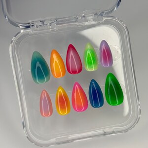 Aura Press On Nails, auranagels, kleurrijke nagels, festivalnagels, zomernagels, vakantienagels, regenboognagels, trendy nagels, aangepaste pers