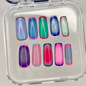 Aura Press On Nails, auranagels, kleurrijke nagels, festivalnagels, zomernagels, vakantienagels, regenboognagels, trendy nagels, aangepaste pers