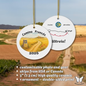 カミーノ・フランセス オーナメント 2026 – パーソナライズされた巡礼記念品、カスタム写真と年号入り、両面セラミック製トレイルマップギフト