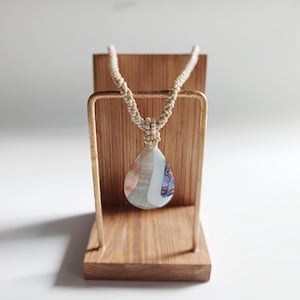Collar gigante de conchas marinas de nácar en forma de lágrima: colgante de nácar blanco y nácar gris en cordón de cuentas beige