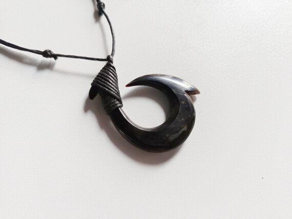 フィッシュフックの丸いマオリ彫刻の角のネックレス、手作りの丸い 