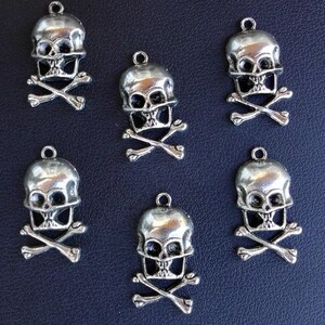 25 Skull and Crossbones Charms - Antique Silver Metal Skull Charms with top Loop - 35mm (1-3/8&quot;)  Halloween Pendants ~  Nickel free ~