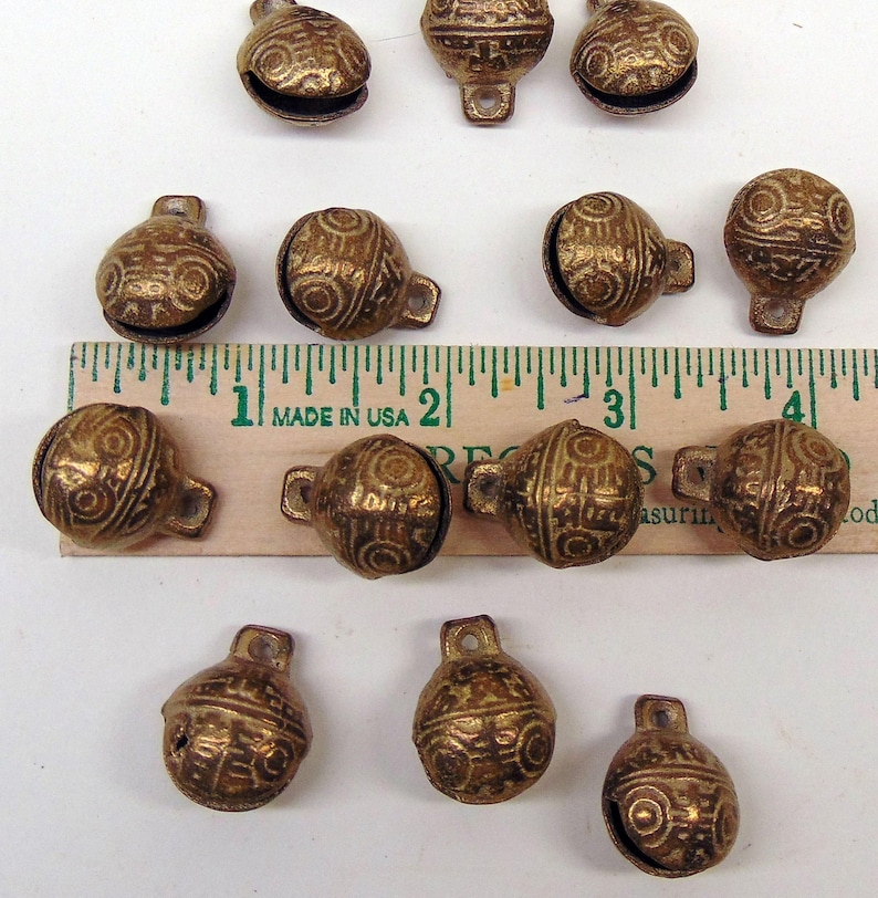 Campanas de latón macizo (6 piezas, 20 mm de ancho) ~ Resistentes ~ 2,5 cm de alto ~ ¡Excelente sonido! Estilo tibetano ~ Forma de concha con cara de tigre en relieve. imagen 3