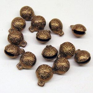 Campanas de latón macizo (6 piezas, 20 mm de ancho) ~ Resistentes ~ 2,5 cm de alto ~ ¡Excelente sonido! Estilo tibetano ~ Forma de concha con cara de tigre en relieve. imagen 4