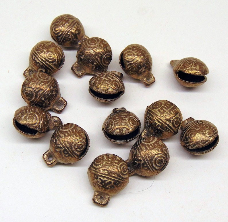 Campanas de latón macizo (6 piezas, 20 mm de ancho) ~ Resistentes ~ 2,5 cm de alto ~ ¡Excelente sonido! Estilo tibetano ~ Forma de concha con cara de tigre en relieve. imagen 4