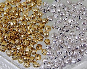 100 + Cascabeles pequeños de plata y oro de 6 mm ~ Miniatura para muñecas ~ Navidad ~ Manualidades ~ Tobillera ~ Pulsera ~ Lazo superior para encordar