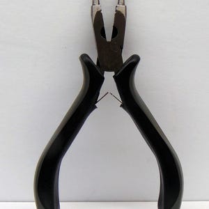 4-in-1 PLIERS Round Nose Jewelry Craft Tool ~ Loop Flatten Cut + Close jump rings Ergonomic Handle by Beadsmith