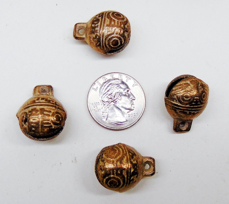 Campanas de latón macizo (6 piezas, 20 mm de ancho) ~ Resistentes ~ 2,5 cm de alto ~ ¡Excelente sonido! Estilo tibetano ~ Forma de concha con cara de tigre en relieve. imagen 2